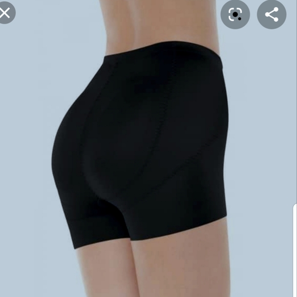 💥💥💥SOLD💥💥💥Love Your Assets Shorts - Picture 2 of 6